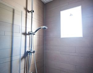 Moderne Dusche in Villa 3, Ferienhaus De Koog, Texel fr ultimativen Komfort.