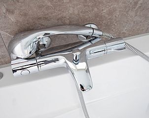 Schicke Badarmatur in Villa 3, Ferienhaus De Koog, Texel fr einen modernen Touch.