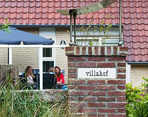 Entree van Villa 1, een charmant vakantiehuis in De Koog, Texel met een uitnodigend terras.