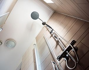 Moderne badkamer met luxe douche in Villa 1, een vakantiehuis in De Koog, Texel.
