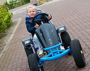 Kind geniet van speelplezier in de omgeving van Villa 1, een vakantiehuis in De Koog, Texel.