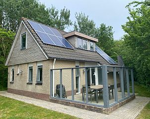 Zonnige veranda van vakantiehuis Hoog Koog 18 in De Koog, Texel, ideaal voor ontspanning in Bungalowpark Hoog Koog.