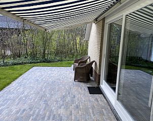 Ruim terras met luifel bij vakantiehuis Hoog Koog 18 in De Koog, Texel, voor een comfortabele buitenervaring in Bungalowpark Hoog Koog.