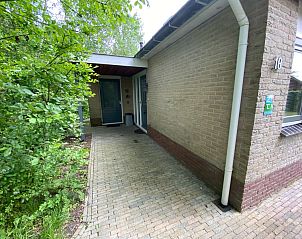 Moderne hal met trap in vakantiehuis Hoog Koog 18 in De Koog, Texel, binnen Bungalowpark Hoog Koog.