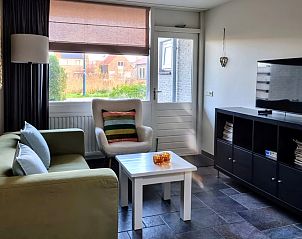 Gezellige woonkamer in Vakantiehuis 2, De Koog, Texel met comfortabele zitruimte en veel natuurlijk licht.