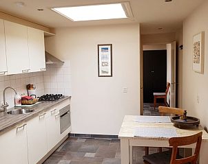 Stijlvolle keukenfaciliteiten in Vakantiehuis 2, De Koog, Texel met moderne apparatuur en strak design.