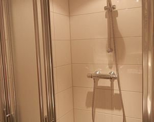 Netjes ingericht toilet in Vakantiehuis 2, De Koog, Texel voor een comfortabel verblijf op de Waddeneilanden.