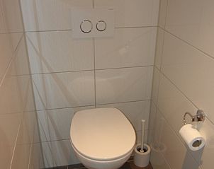 Badkamer met wastafel en douche in Vakantiehuis 2, De Koog, Texel voor een verfrissende start van de dag.