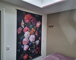 Hal in Vakantiehuis 2, De Koog, Texel met toegang tot woonkamer en slaapkamer, sfeervol ingericht.