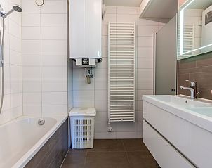 Luxe badkamer in Appartement Juliana 120 Eilandzicht, De Koog, Texel met bad en strakke afwerking.