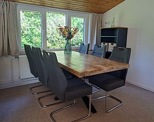 Eethoek in vakantiehuis Hoog Koog 10, Bungalowpark Hoog Koog, De Koog, Texel, Waddeneilanden met houten tafel.