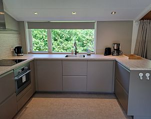 Strakke keuken in vakantiehuis Hoog Koog 10, Bungalowpark Hoog Koog, De Koog, Texel, Waddeneilanden met uitzicht op natuur.