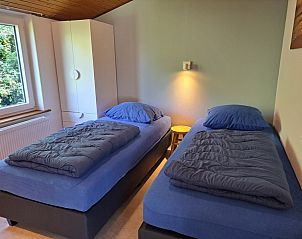 Slaapkamer met twee eenpersoonsbedden in vakantiehuis Hoog Koog 10, Bungalowpark Hoog Koog, De Koog, Texel.