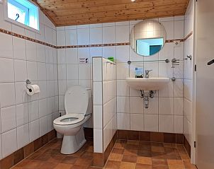 Ruime badkamer met tegelvloer in vakantiehuis Hoog Koog 10, Bungalowpark Hoog Koog, De Koog, Texel, Waddeneilanden.