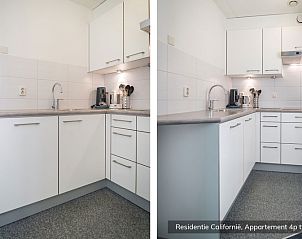 Moderne badkamer in Type 4 vakantiehuis, De Koog Texel, met bad en aparte douche.