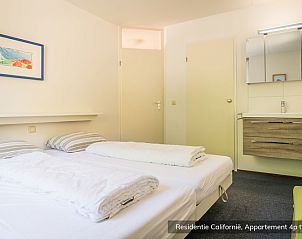 Gezellige zithoek in Type 4 vakantiehuis, De Koog Texel, met leren banken en houten salontafel.