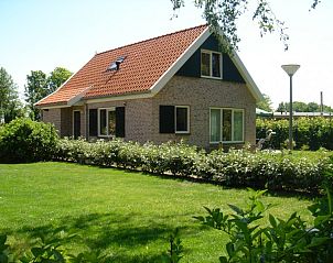 6-pers. Vacation home with Sauna in De Koog, Texel, Wadden Islands with sunny garden and green surroundings.