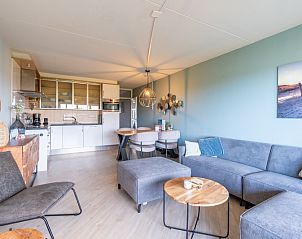 Open keuken en woonkamer in Appartement Juliana 044 Eiland en Zeezicht, De Koog, Texel met eetgedeelte en veel licht.