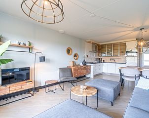 Moderne keuken in Appartement Juliana 044 Eiland en Zeezicht, De Koog, Texel met eetbar en stijlvolle meubels.