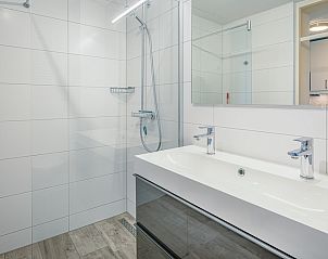 Moderne badkamer met douche in Appartement Juliana 068 Eiland en Zeezicht, De Koog, Texel.