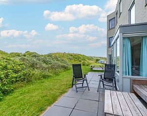 Buitenzitje op het terras van Appartement Juliana 068 Eiland en Zeezicht, De Koog, Texel met uitzicht op de duinen.