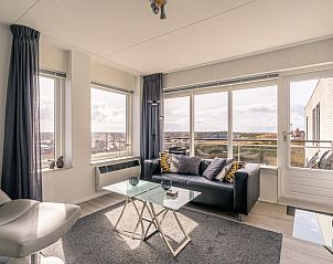 Modern ingerichte woonkamer van Appartement Juliana 132 Eilandzicht in De Koog, Texel met uitzicht op de duinen.
