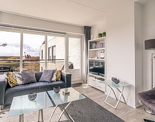 Gezellige woonkamer met uitzicht op Texelse natuur bij Appartement Juliana 132 Eilandzicht in De Koog, Texel.