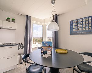 Eethoek met moderne keuken in Appartement Juliana 132 Eilandzicht, De Koog, Texel, perfect voor gezellige maaltijden.