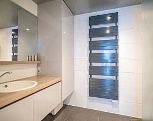 Moderne badkamer met ruime wastafel in Appartement Juliana 132 Eilandzicht, De Koog, Texel voor ultiem comfort.