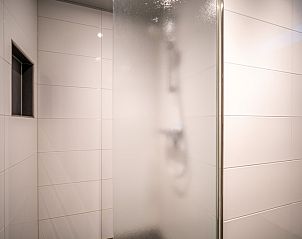 Stijlvolle doucheruimte in Appartement Juliana 132 Eilandzicht, De Koog, Texel voor een verfrissende ervaring.