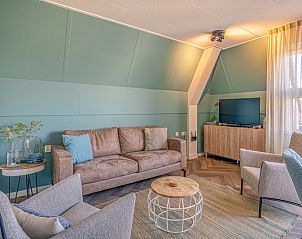 Stilvolle Sitzecke im Apartment Zeedistel 28, De Koog, Texel, ideal zum Entspannen nach einem Tag auf den Watteninseln.