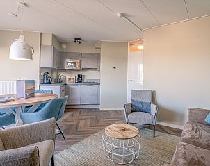 Offene Kche und Essbereich im Apartment Zeedistel 28, De Koog, Texel, mit modernen Gerten und gemtlicher Sitzecke.