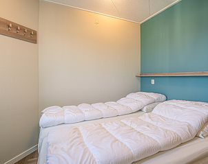 Zweites Schlafzimmer im Appartement Zeedistel 28, De Koog, Texel, mit zwei Einzelbetten und ruhiger Atmosphre.