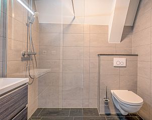 Modernes Badezimmer im Apartment Zeedistel 28, De Koog, Texel, mit begehbarer Dusche und glatter Oberflche.