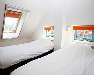 Knusse tweede slaapkamer in T8A vakantiehuis, De Koog, Texel met twee eenpersoonsbedden en veel natuurlijk licht.