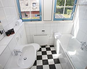 Frisse badkamer in T8A bungalow, De Koog, Texel met moderne voorzieningen en uitzicht op de omgeving, perfect voor ontspanning.