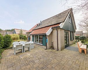 T6BM bungalow met terras in De Koog, Texel, omgeven door groen en rust op de Waddeneilanden.