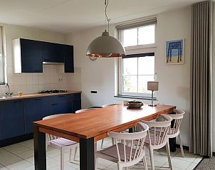 Eetruimte van T6BM bungalow in De Koog, Texel, met moderne keuken en ruime eettafel voor familie-etentjes.
