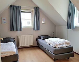 Gezellige zolderkamer met twee bedden in T6BM vakantiehuis, De Koog, Texel, ideaal voor kinderen.
