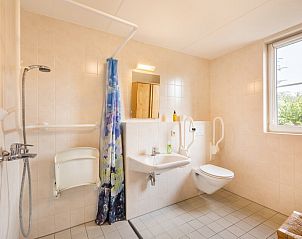 Ruime badkamer in T6BM vakantiehuis, De Koog, Texel, met moderne voorzieningen en natuurlijk licht.