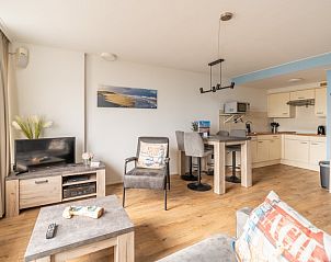 Eetgedeelte en woonkamer in Appartement Juliana 076 Eilandzicht, De Koog, Texel met veel lichtinval.