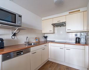 Ruime keuken in Appartement Juliana 076 Eilandzicht, De Koog, Texel met moderne apparatuur.