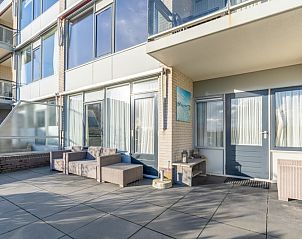 Zonnig terras van Appartement Juliana 076 Eilandzicht, De Koog, Texel met uitnodigende zitgelegenheid.