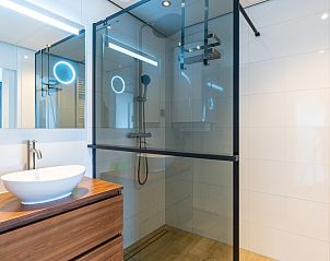 Moderne badkamer in Appartement Juliana 076 Eilandzicht, De Koog, Texel met luxe douche en wastafel.