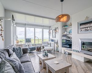 Ruime woonkamer van Appartement Juliana 106 Zeezicht in De Koog, Texel met panoramisch uitzicht op zee.
