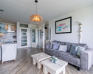 Stijlvolle binnenruimte van Appartement Juliana 106 Zeezicht in De Koog, Texel met moderne meubels en open keuken.