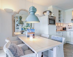 Eetgedeelte van Appartement Juliana 106 Zeezicht in De Koog, Texel met moderne keuken en sfeervolle verlichting.