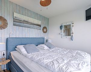 Gezellige slaapkamer in Appartement Juliana 106 Zeezicht in De Koog, Texel met strandthema en moderne decoratie.
