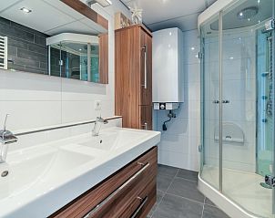 Luxe badkamer van Appartement Juliana 106 Zeezicht in De Koog, Texel met moderne douche en dubbele wastafel.
