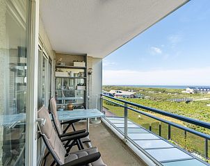 Ruim balkon van Appartement Juliana 106 Zeezicht in De Koog, Texel met zitgelegenheid en prachtig zeezicht.